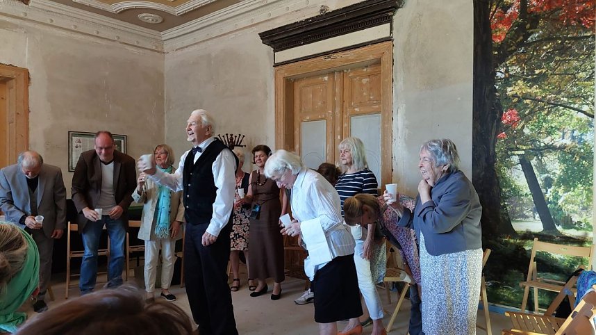 Ausverkaufte Premiere der "Silberdisteln" in der Villa Hohenrode