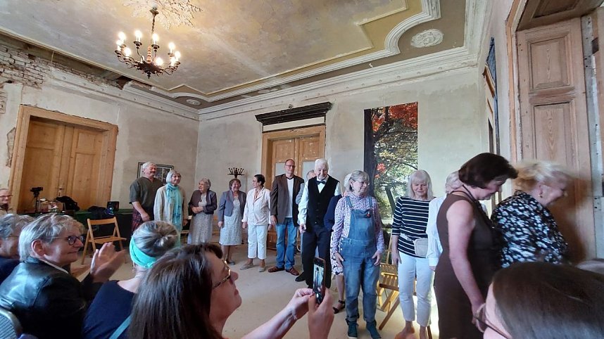 Ausverkaufte Premiere der "Silberdisteln" in der Villa Hohenrode