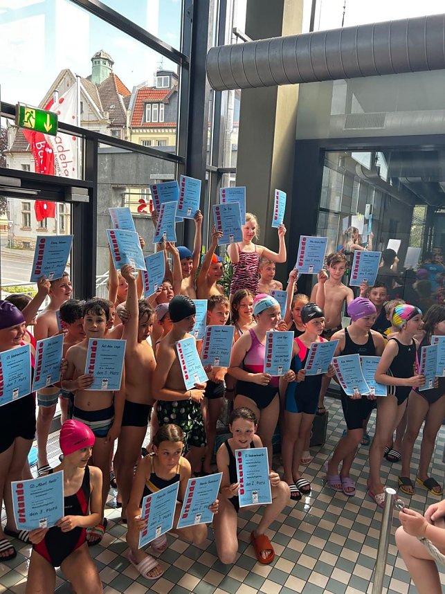 Grundschulen im Schwimmwettlkampf