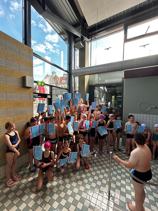 Grundschulen im Schwimmwettlkampf
