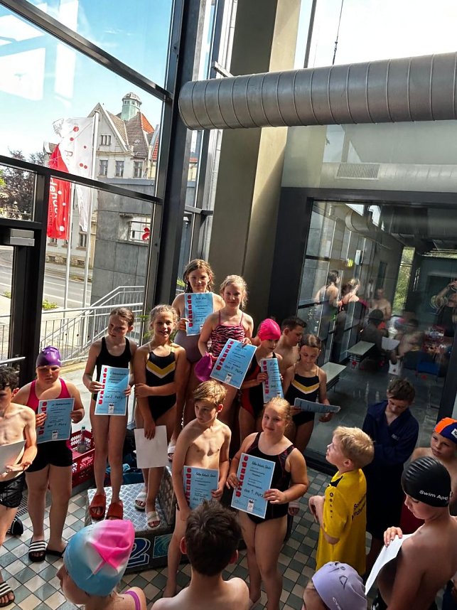 Grundschulen im Schwimmwettlkampf