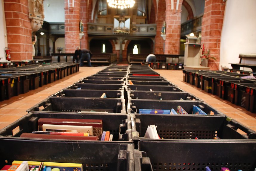 B&uuml;chermarkt vor der Blasii-Kirche