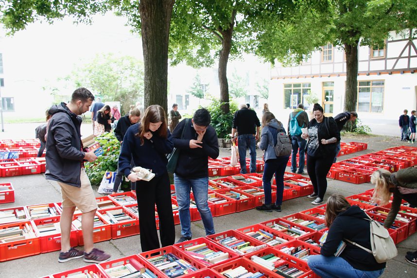 B&uuml;chermarkt vor der Blasii-Kirche