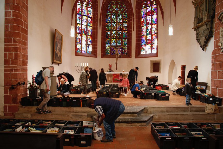 B&uuml;chermarkt vor der Blasii-Kirche