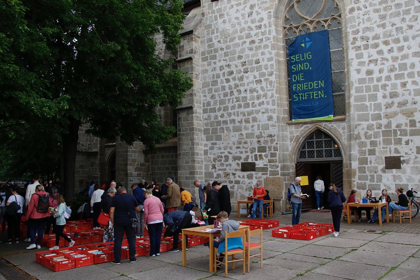 B&uuml;chermarkt vor der Blasii-Kirche