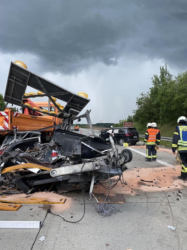 Unfall mit Schilderwagen auf der A 38