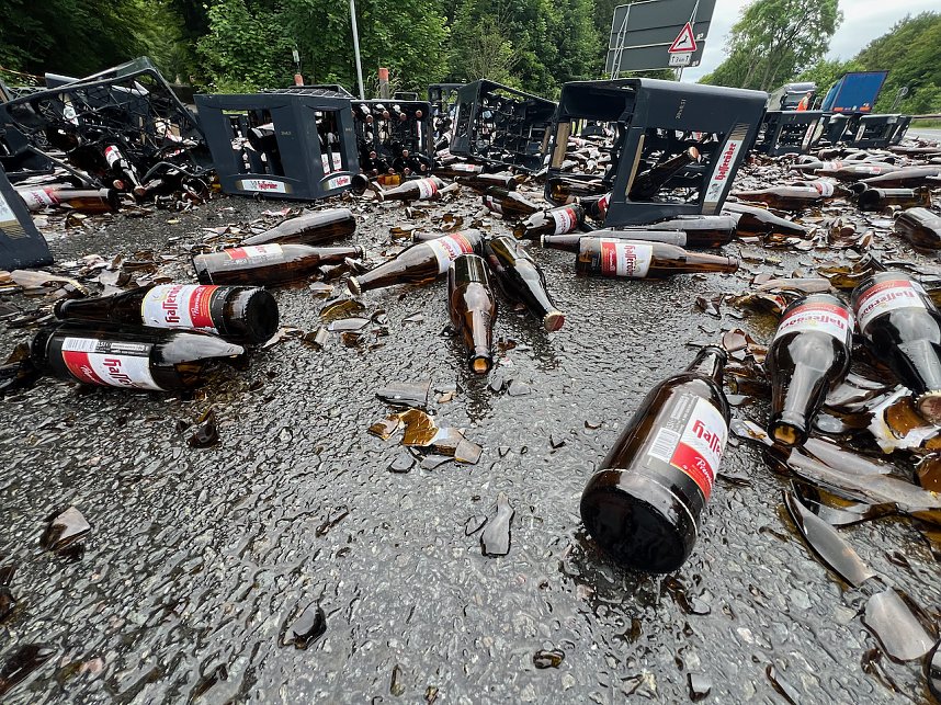 F&uuml;r immer verloren: ein Lkw verlor am morgen eine Ladung Bier auf der Bundesstra&szlig;e