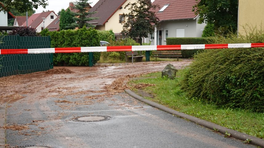 N&auml;chtlicher Starkregen hinterl&auml;sst Spuren in Salza