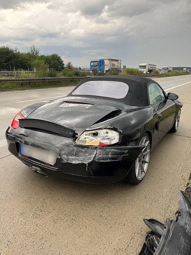 Autobahnunfall bei regennasser Fahrbahn