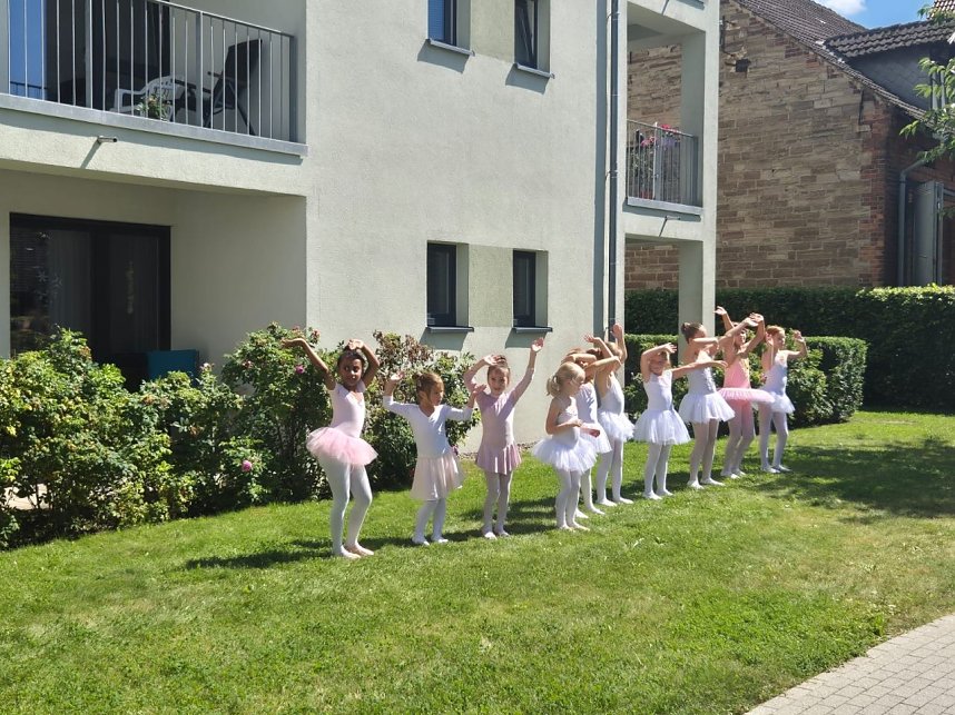 Die Eleven des Tanzstudio Radeva im Rolandhaus