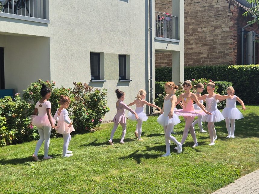 Die Eleven des Tanzstudio Radeva im Rolandhaus