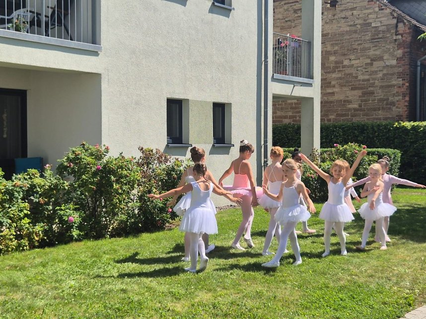 Die Eleven des Tanzstudio Radeva im Rolandhaus