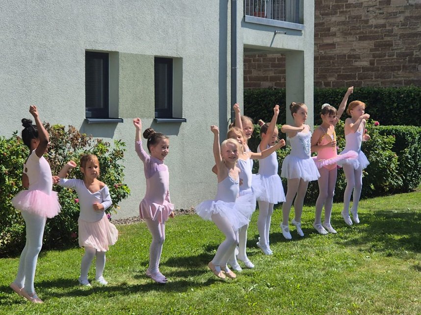 Die Eleven des Tanzstudio Radeva im Rolandhaus