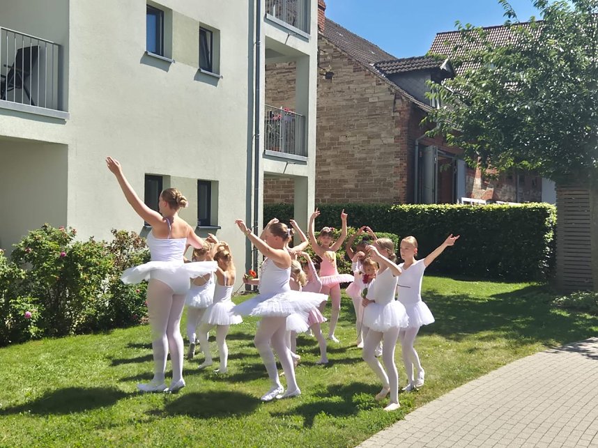 Die Eleven des Tanzstudio Radeva im Rolandhaus