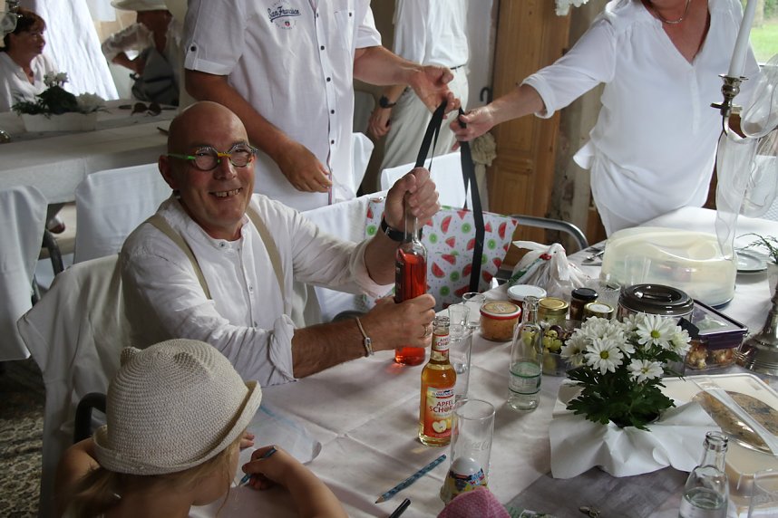 Diner en blanc in der Villa des Park Hohenrode