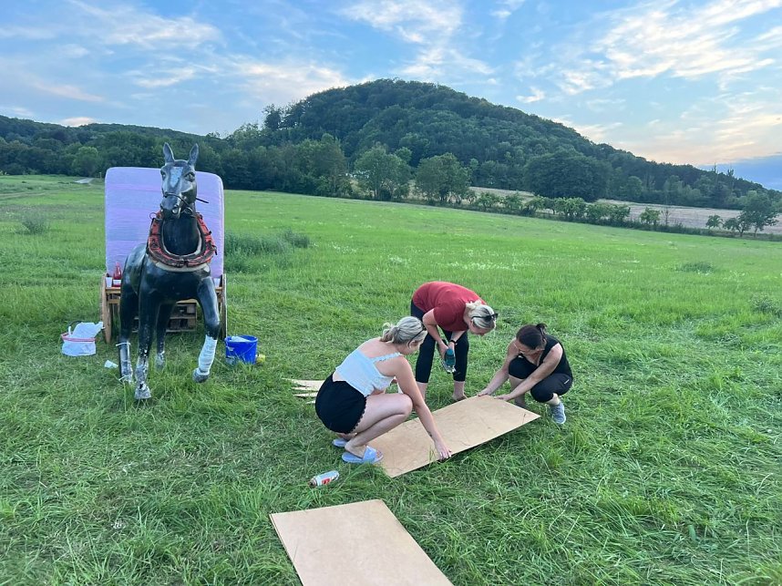 Ein M&auml;rchenschloss aus Stroh in Gro&szlig;lohra