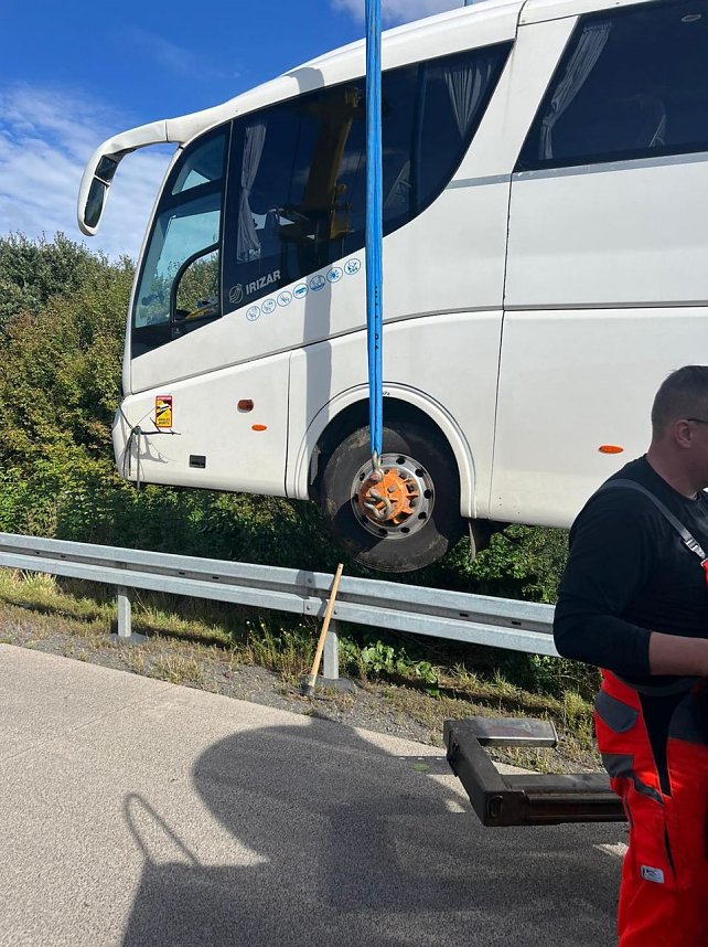 Verungl&uuml;ckter Bus an der A38