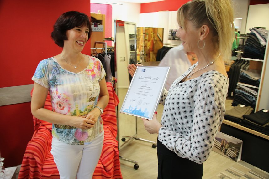 Ehrung f&uuml;r 35 Jahre in der Nordh&auml;user Mode f&uuml;r Katrin Stemmler