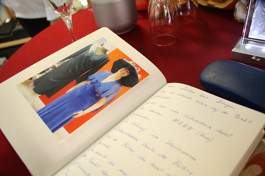 Ehrung f&uuml;r 35 Jahre in der Nordh&auml;user Mode f&uuml;r Katrin Stemmler