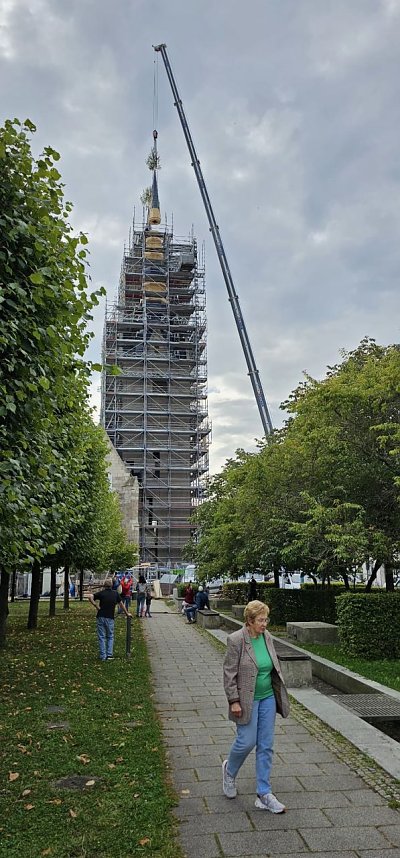 In Ellrich wurden heute die Spitzen auf die neuen Kircht&uuml;rme gesetzt und die Glocken in die H&ouml;he gebracht