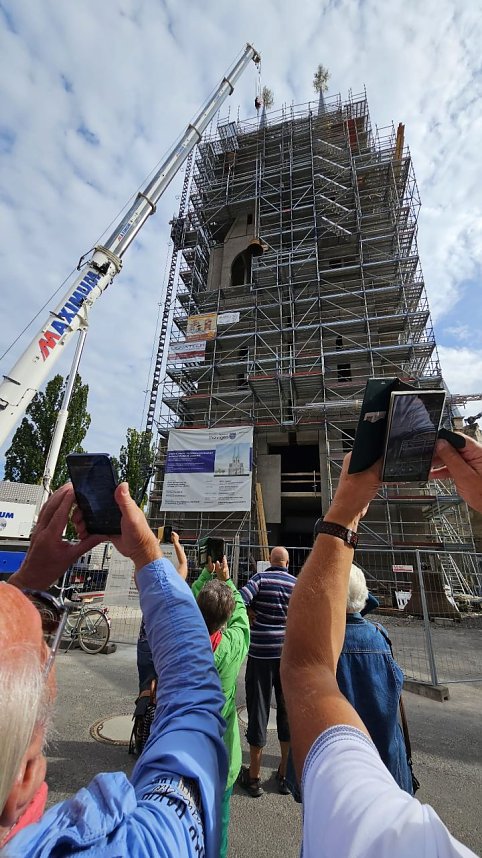 In Ellrich wurden heute die Spitzen auf die neuen Kircht&uuml;rme gesetzt und die Glocken in die H&ouml;he gebracht