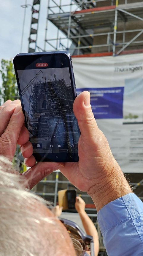 In Ellrich wurden heute die Spitzen auf die neuen Kircht&uuml;rme gesetzt und die Glocken in die H&ouml;he gebracht