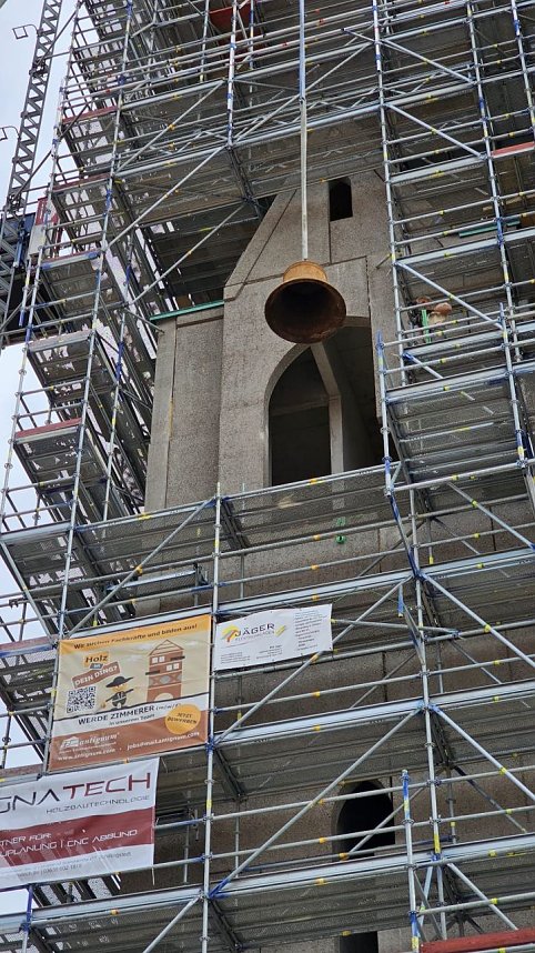 In Ellrich wurden heute die Spitzen auf die neuen Kircht&uuml;rme gesetzt und die Glocken in die H&ouml;he gebracht