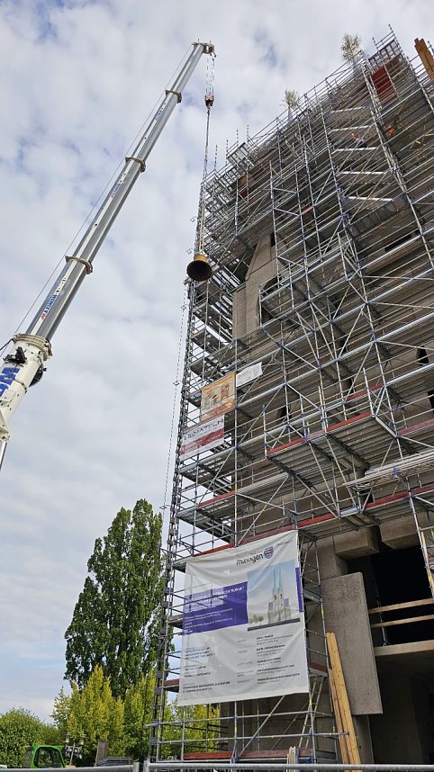 In Ellrich wurden heute die Spitzen auf die neuen Kircht&uuml;rme gesetzt und die Glocken in die H&ouml;he gebracht
