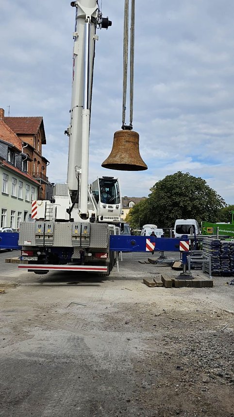 In Ellrich wurden heute die Spitzen auf die neuen Kircht&uuml;rme gesetzt und die Glocken in die H&ouml;he gebracht