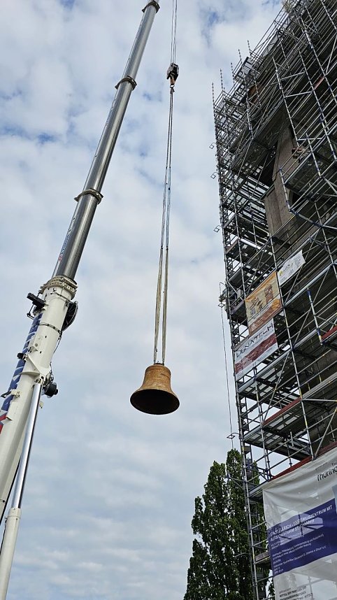 In Ellrich wurden heute die Spitzen auf die neuen Kircht&uuml;rme gesetzt und die Glocken in die H&ouml;he gebracht