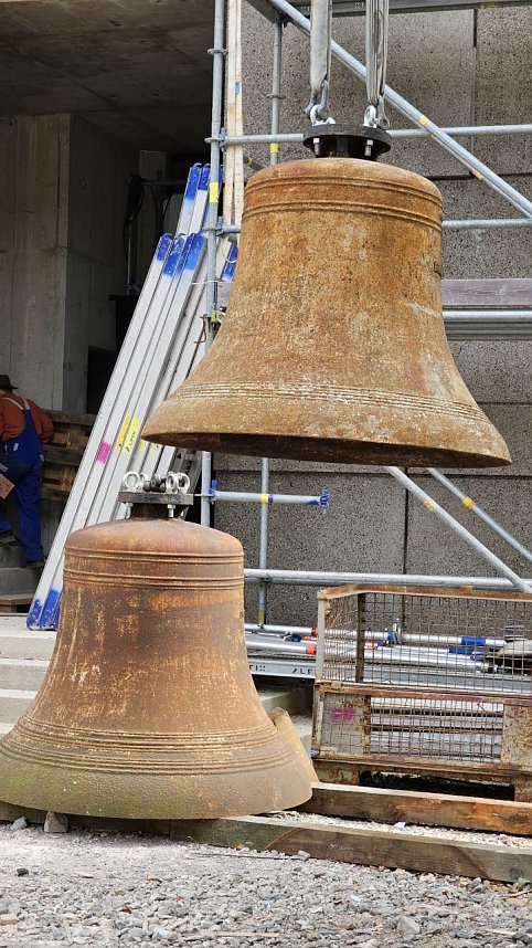 In Ellrich wurden heute die Spitzen auf die neuen Kircht&uuml;rme gesetzt und die Glocken in die H&ouml;he gebracht