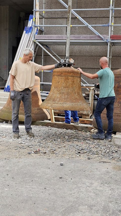 In Ellrich wurden heute die Spitzen auf die neuen Kircht&uuml;rme gesetzt und die Glocken in die H&ouml;he gebracht