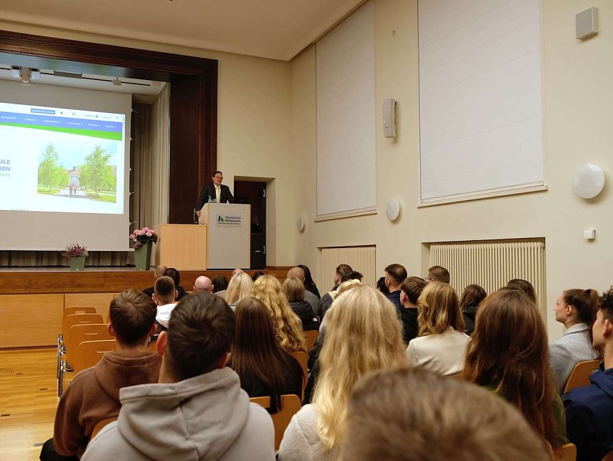 Die Neuen werden in der Hochschule begr&uuml;&szlig;t