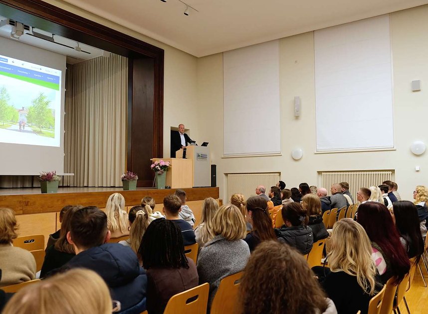 Die Neuen werden in der Hochschule begr&uuml;&szlig;t