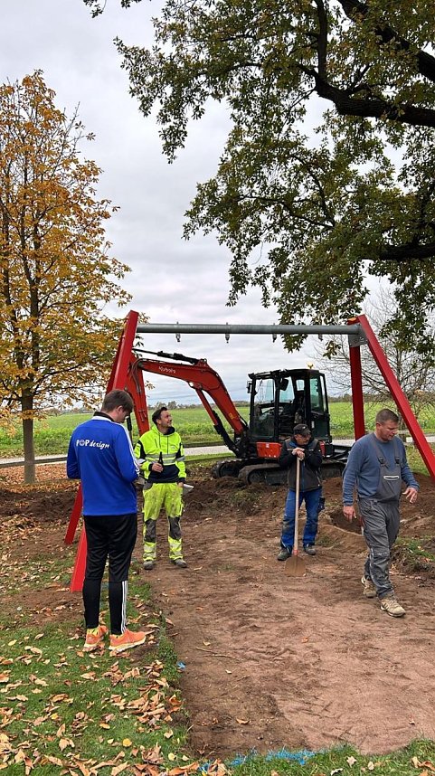 Kirmesburschen bauen eine neuen Schaukel auf