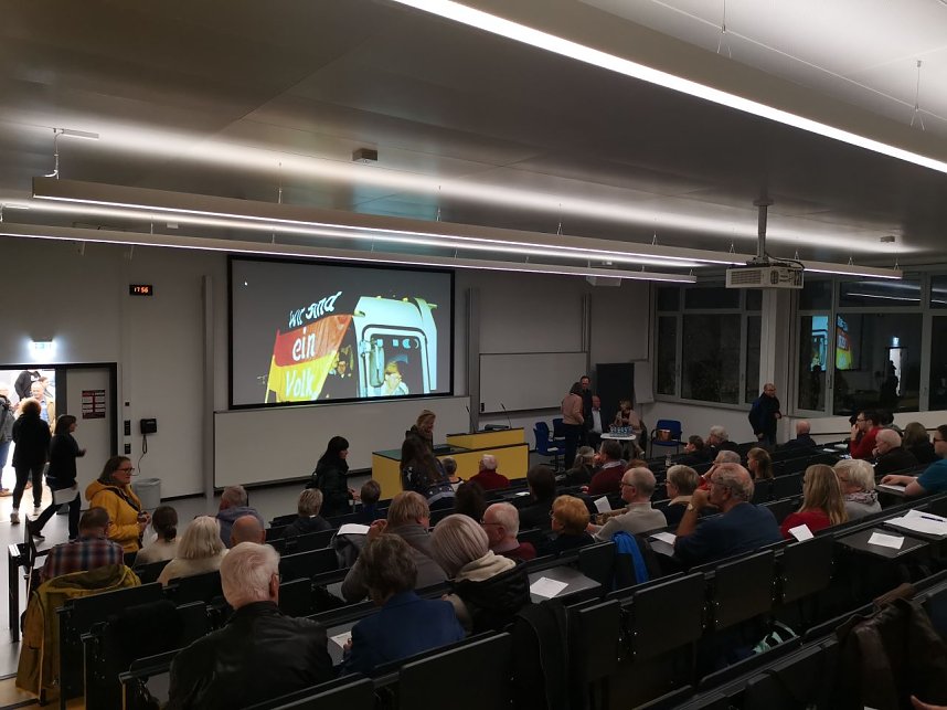 Mehr als 100 G&auml;ste besuchten die Hochschule Nordhausen, um gemeinsam mit Zeitzeugen an die friedliche Revolution und Grenz&ouml;ffnung vor 35 Jahren zu erinnern und die Bedeutung demokratischer Werte f&uuml;r die heutige Gesellschaft zu diskutieren