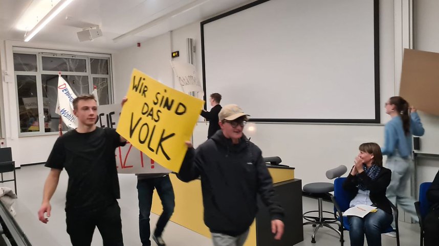 Mehr als 100 G&auml;ste besuchten die Hochschule Nordhausen, um gemeinsam mit Zeitzeugen an die friedliche Revolution und Grenz&ouml;ffnung vor 35 Jahren zu erinnern und die Bedeutung demokratischer Werte f&uuml;r die heutige Gesellschaft zu diskutieren