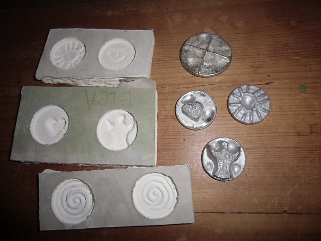 Beim Kinder-Kirchen-Laden wird Zinn gesucht