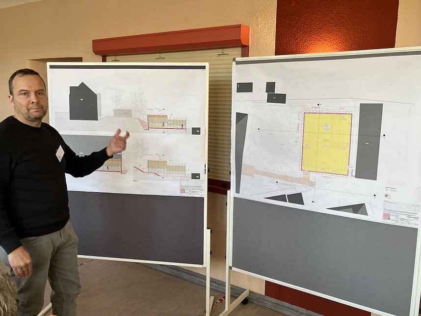 Feierstunde zum ersten Spatenstich f&uuml;r einen Bolzplatz