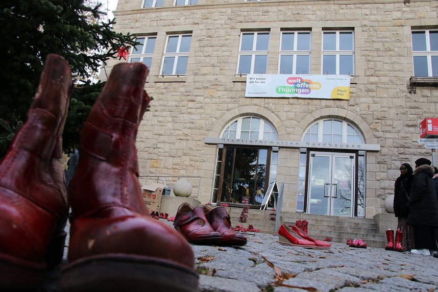 Aktion "Rote Schuhe" vor dem Nordh&auml;user Rathaus