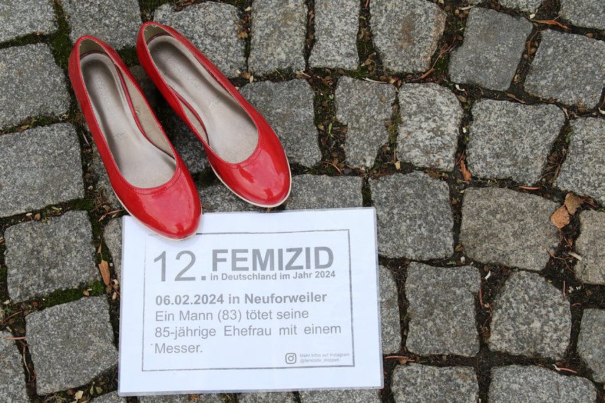 Aktion "Rote Schuhe" vor dem Nordh&auml;user Rathaus