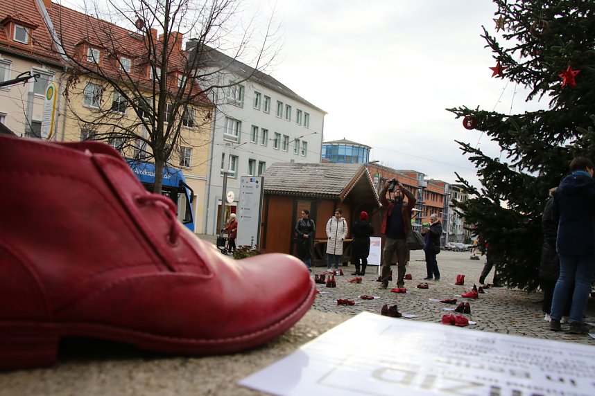 Aktion "Rote Schuhe" vor dem Nordh&auml;user Rathaus