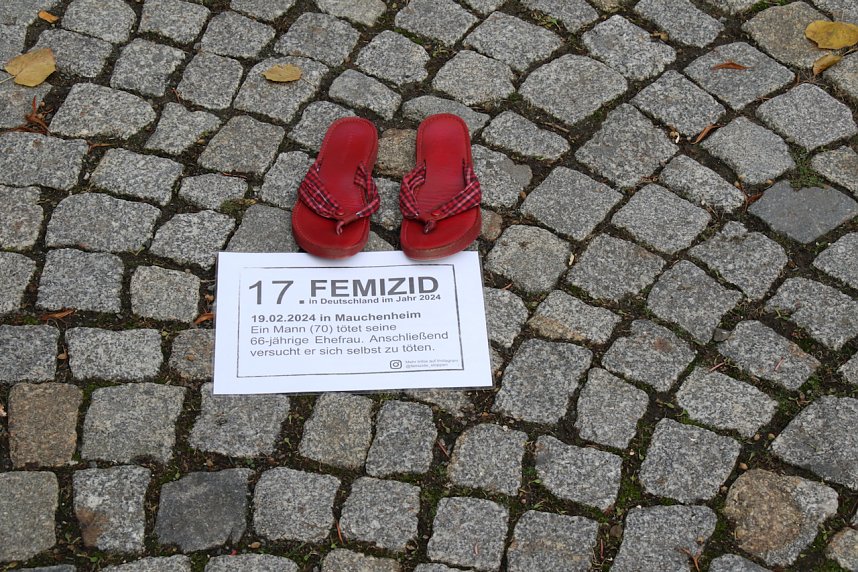 Aktion "Rote Schuhe" vor dem Nordh&auml;user Rathaus