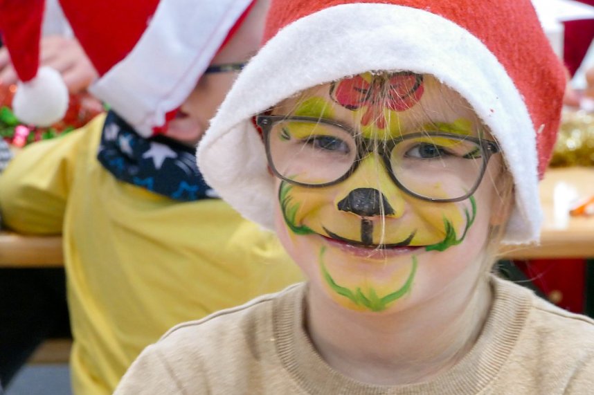 Weihnachtsbau in der Skoda-Autowelt geschm&uuml;ckt