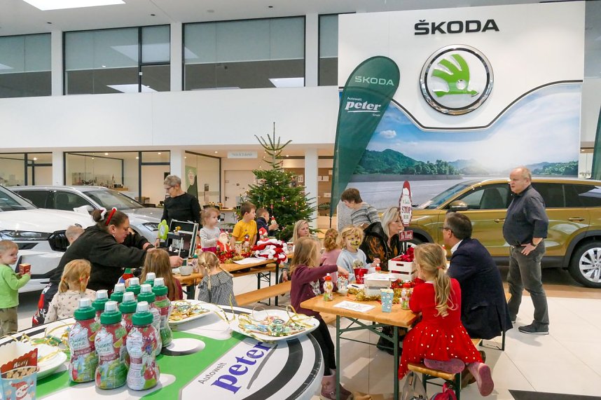Weihnachtsbau in der Skoda-Autowelt geschm&uuml;ckt