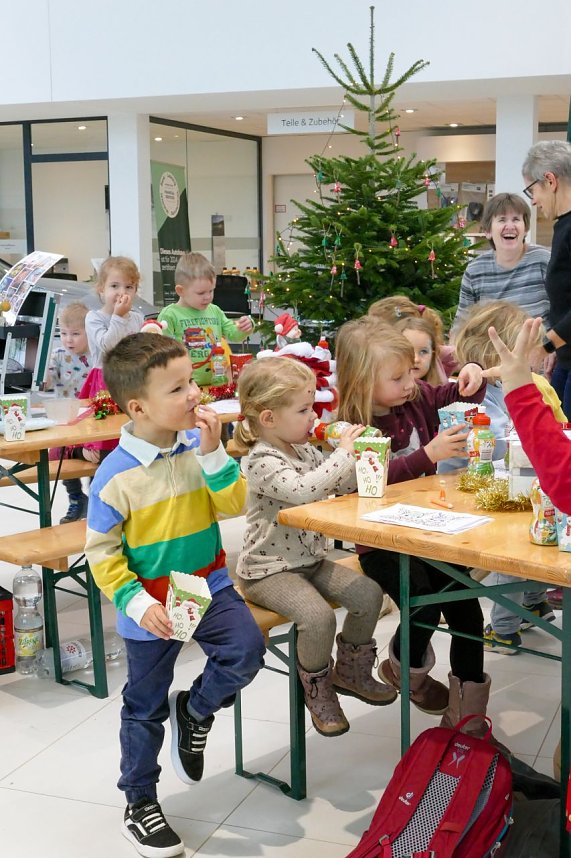 Weihnachtsbau in der Skoda-Autowelt geschm&uuml;ckt