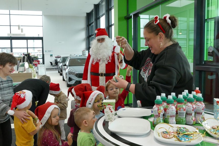 Weihnachtsbau in der Skoda-Autowelt geschm&uuml;ckt