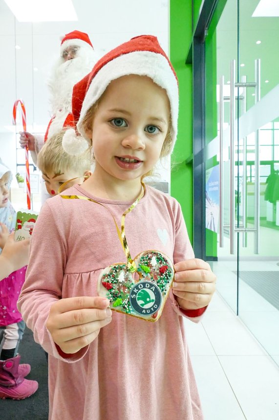 Weihnachtsbau in der Skoda-Autowelt geschm&uuml;ckt