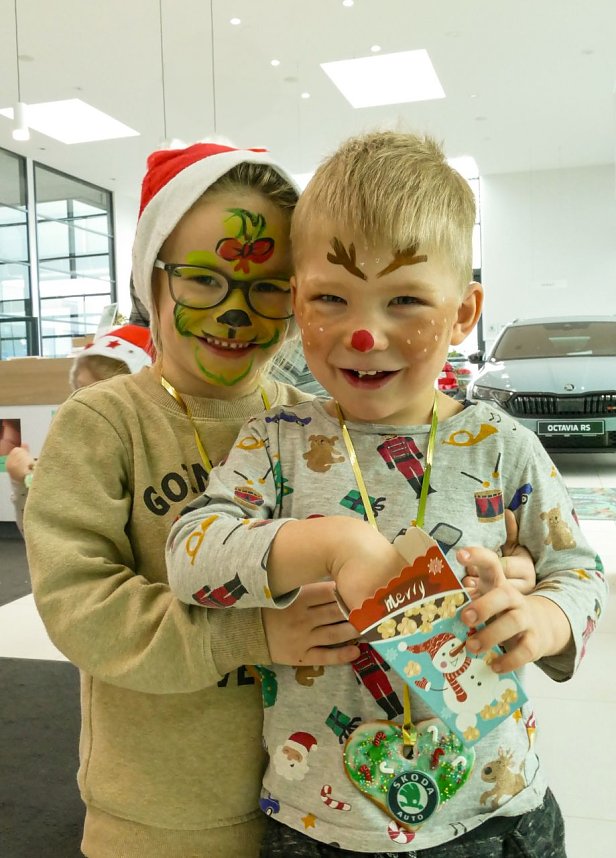 Weihnachtsbau in der Skoda-Autowelt geschm&uuml;ckt