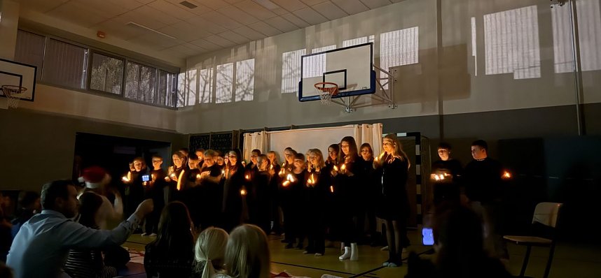 Weihnachtsmarkt und festliches Programm an der Regelschule Niedersachswerfen